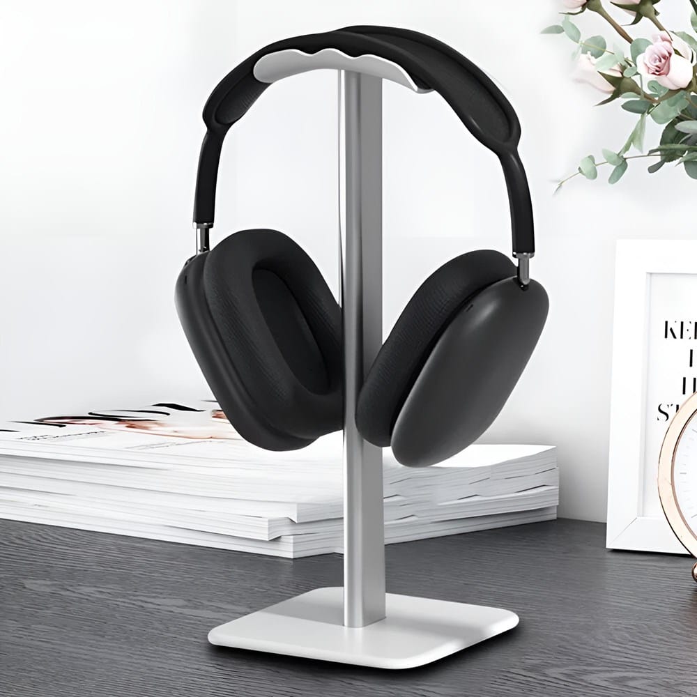 Weisser Headset-Ständer in einem Anwendungsbeispiel mit schwarzem Headset