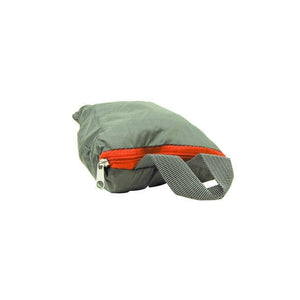 Grüne Tragtasche mit orangenem Reisverschluss