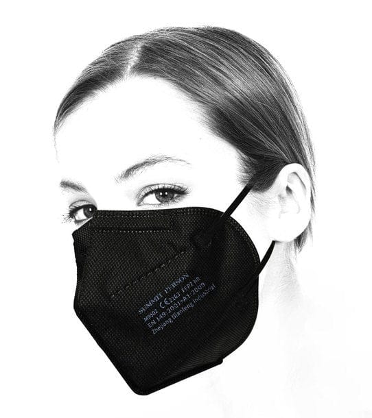 Weisse Gesichtsmaske an einem Kopf seitlich gezeigt mit schwarzer Aufschrift