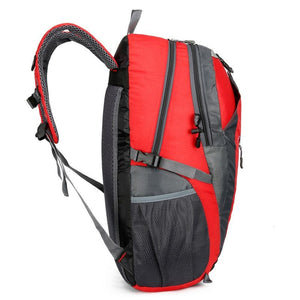 Rot-schwarzer Wanderrucksack von der Seite