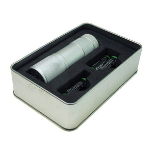 Silberne Taschenlampe mit schwarzer Schnur in silberner Verpackung mit Batterien
