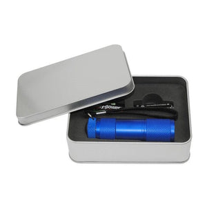 Blaue Taschenlampe mit schwarzer Schnur in silberner Verpackung mit Batterien