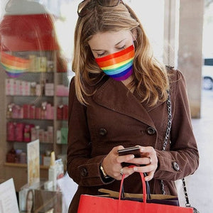 Regenbogenfarbene Gesichtsmaske an einem Gesichtsbeispiel