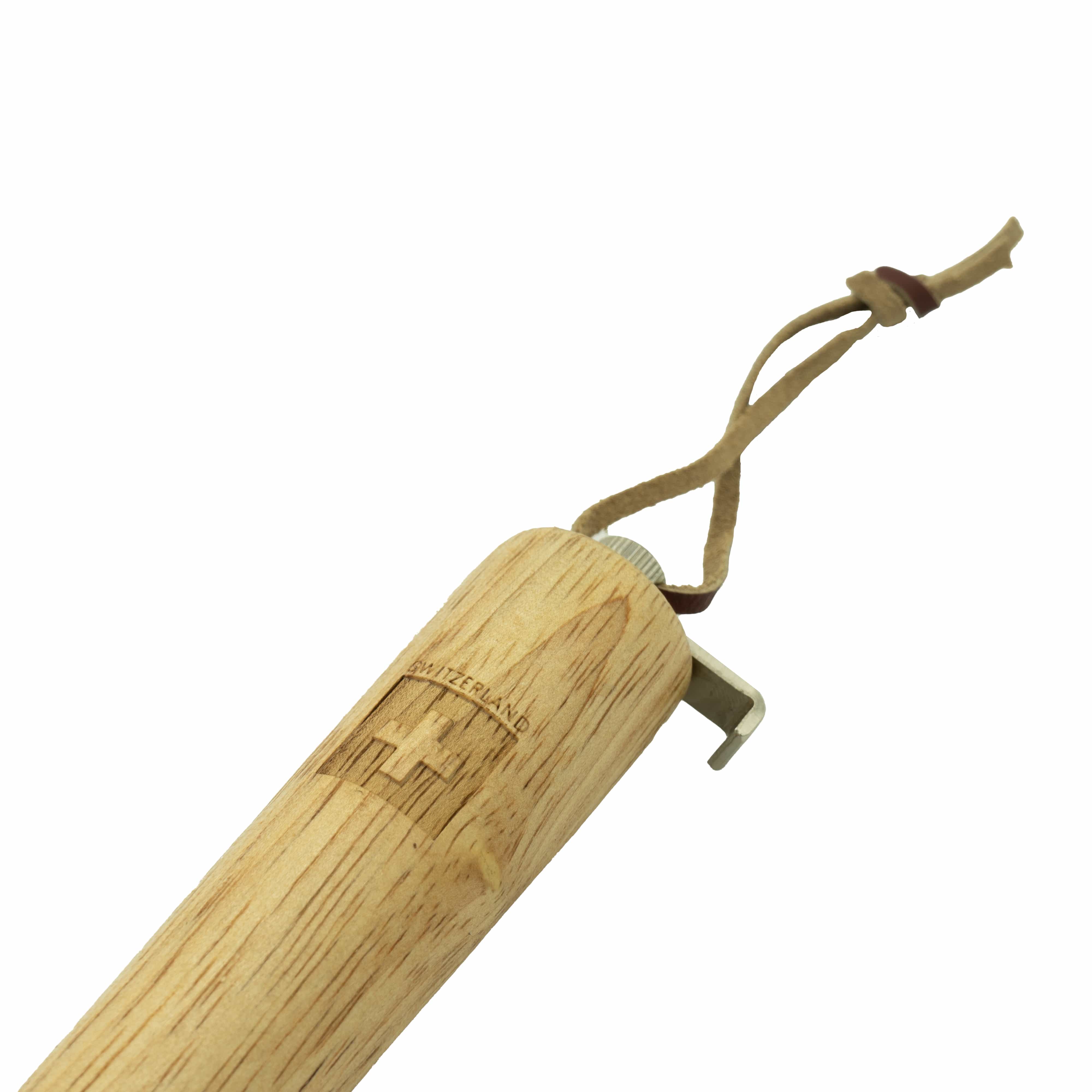 Herangezoomtes Bild des Lederbands und des hölzernen Griffs mit Schweizerwappen-Gravur