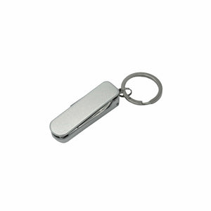 Eingeklappter, silberner Nagelclipper und Schlüsselanhänger
