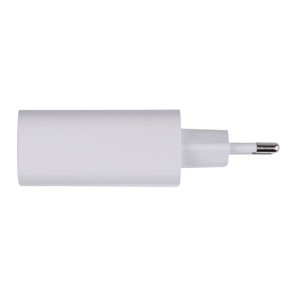 USB und USB-C Stecker in weiss von der Seite