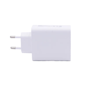 USB und USB-C Stecker in weiss von der Seite