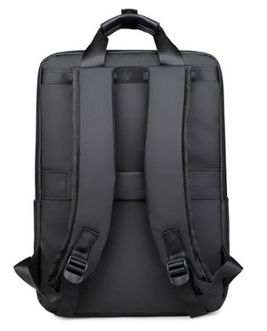 Schwarzer Lederrucksack mit drei Fächern von hinten