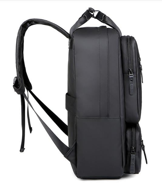 Schwarzer Lederrucksack mit drei Fächern von der Seite