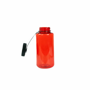 Rote, transparente Trinkflasche mit schwarzem Deckel entfernt