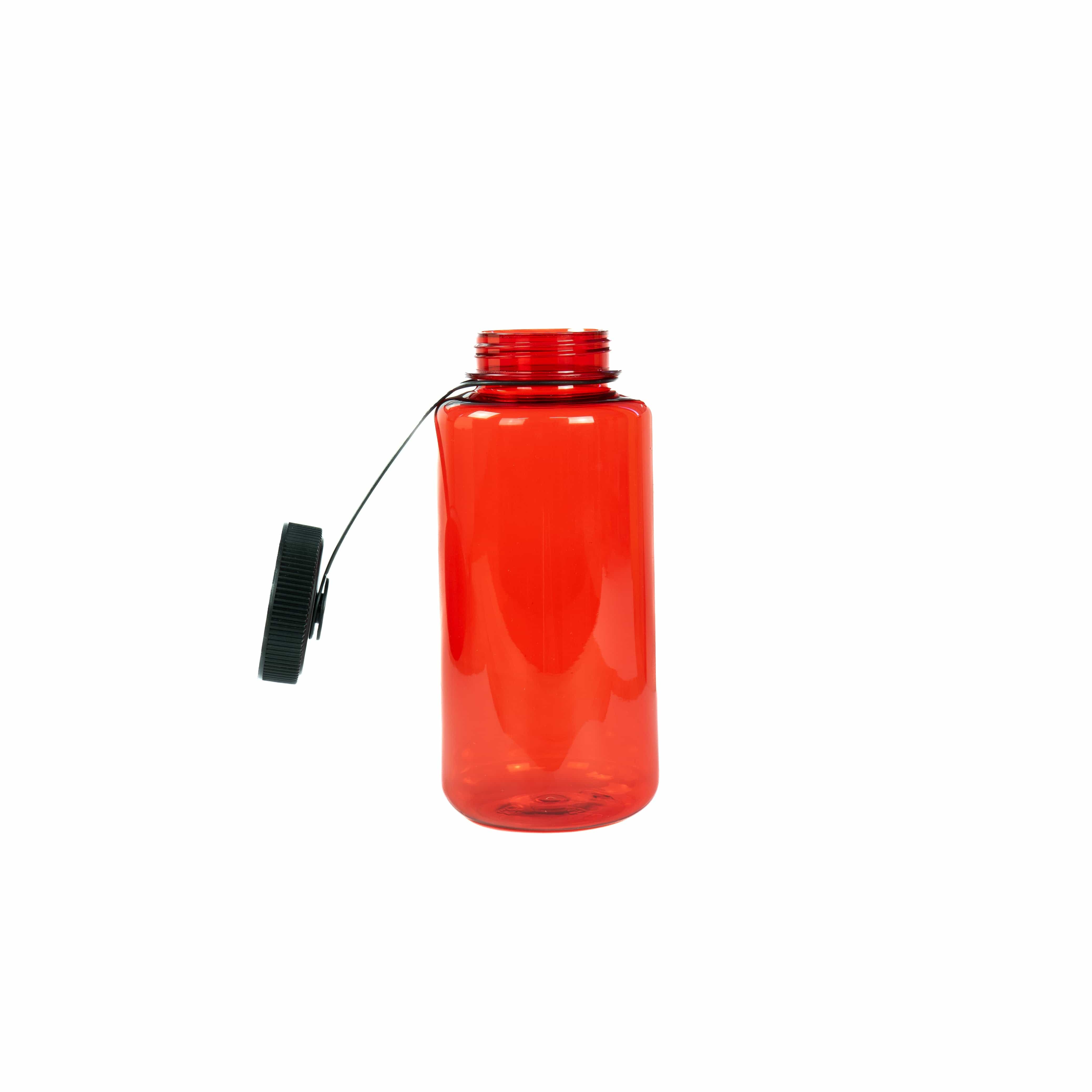 Rote, transparente Trinkflasche mit schwarzem Deckel entfernt