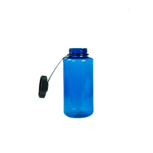 Blaue, transparente Trinkflasche mit schwarzem Deckel entfernt
