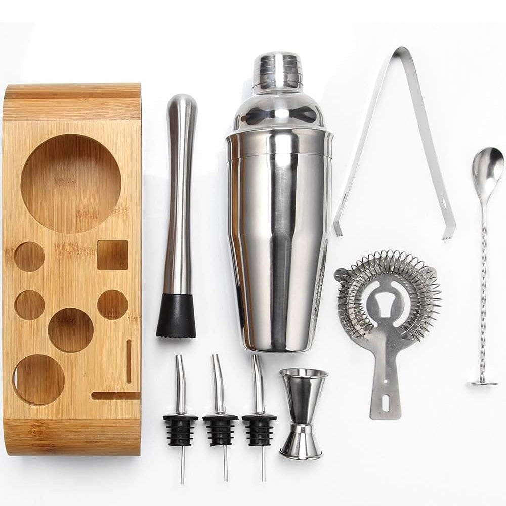 Silbernes Cocktail-Set ausgelegt mit Holzständer