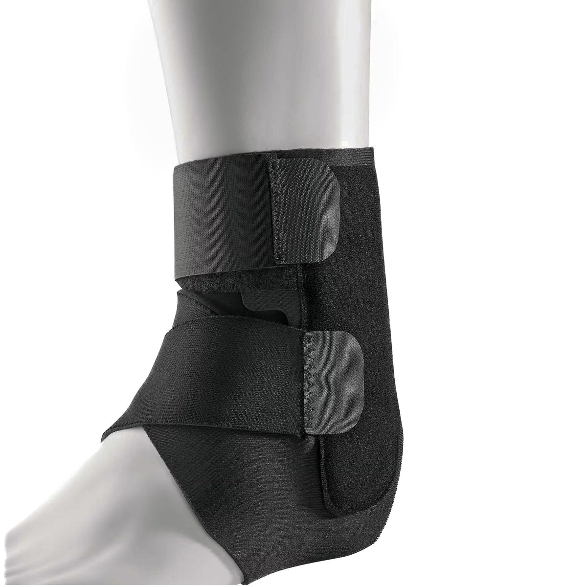 Schwarze sprunggelenk-Bandage mit Klettverschluss in Anwendungsbeispiel
