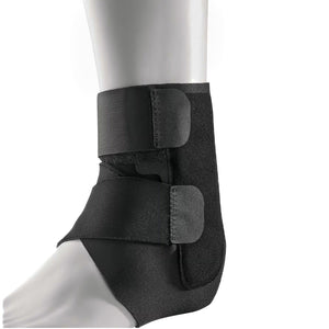 Schwarze sprunggelenk-Bandage mit Klettverschluss in Anwendungsbeispiel