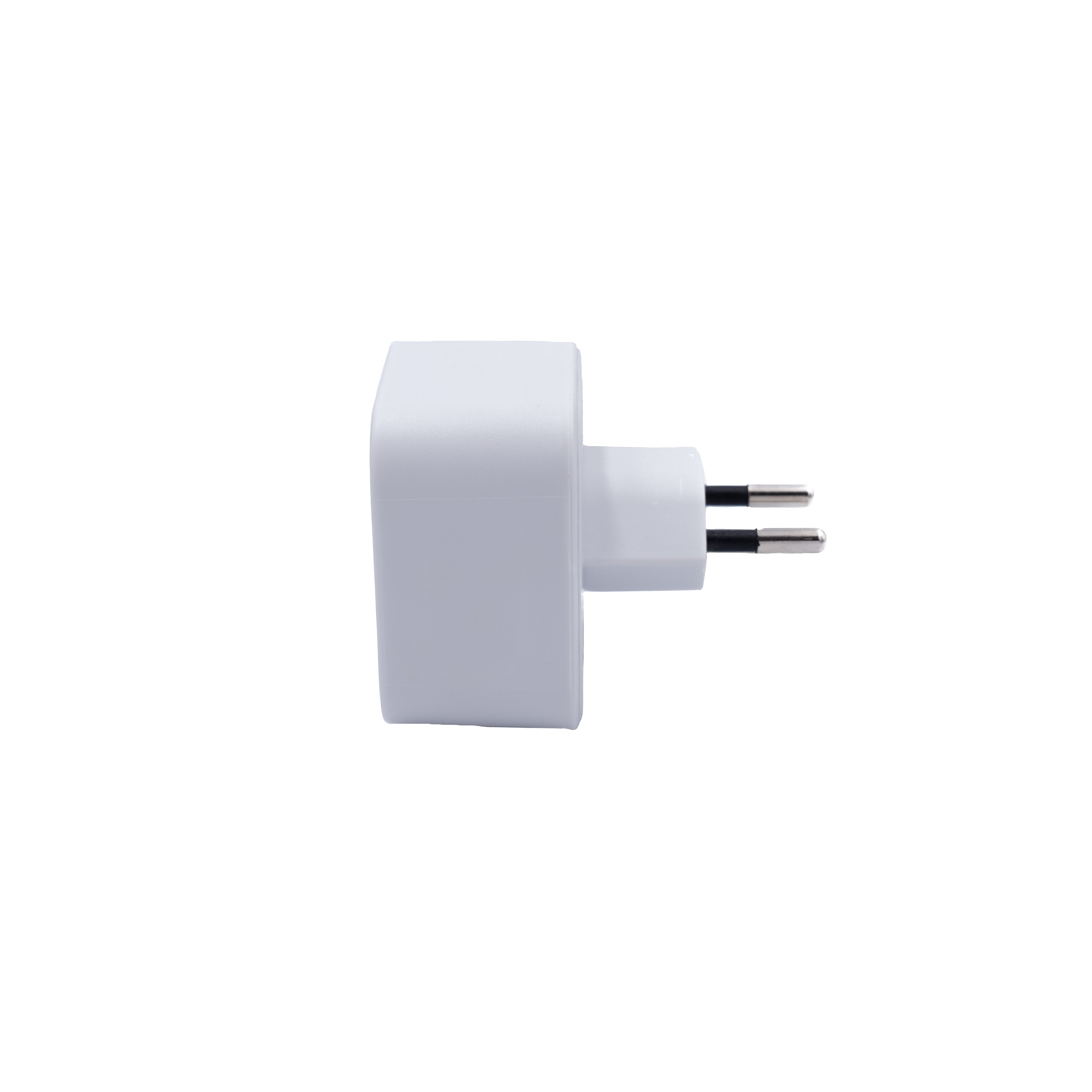 Weisser UK zu CH Steckdosenadapter von der Seite