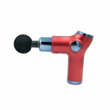 Rote Massage-Gun mit silbernen Details von der Seite
