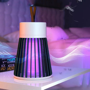 Runder, schwarz-weisser, elektrischer Insektenzerstörer mit LED-Licht in einem Anwendungsbeispiel