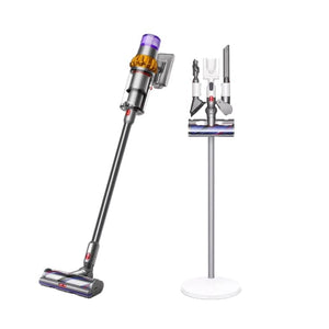 Weisse Aufbewahrungsstation mit silberner Stange für Dyson-Staubsauger in einem Verwendungsbeispiel von vorne