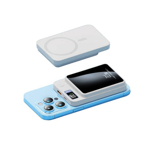 Weisse Wireless Powerbank mit digital Bildschirm für Akkuanzeige mit Anwendungsbeispiel
