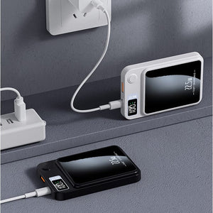 Weisse / Schwarze Wireless Powerbank mit digital Bildschirm für Akkuanzeige während Ladeprozess