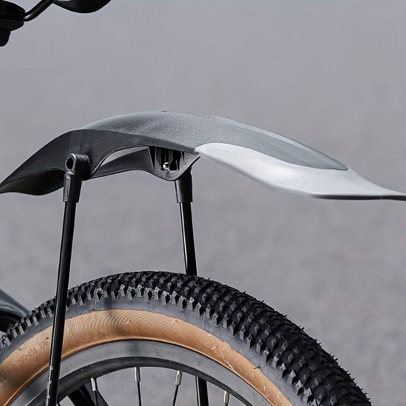 Schwarzes Schutzblech für Fahrrad in einem zweiten Anwendungsbeispiel von der Seite