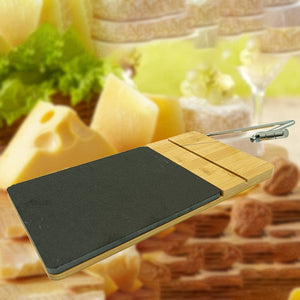 Käseschneidebrett mit Schieferplatte und hochgeklapptem Drahtschneider