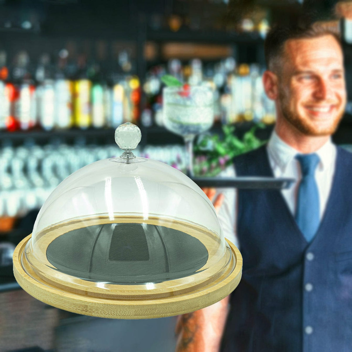 Runde Bambusholz Servierplatte mit Schieferplatte in der Mitte und transparenter Haube in einem Anwendungsbeispiel