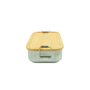 Silberne Lunchbox mit hölzernem Deckel von der Seite