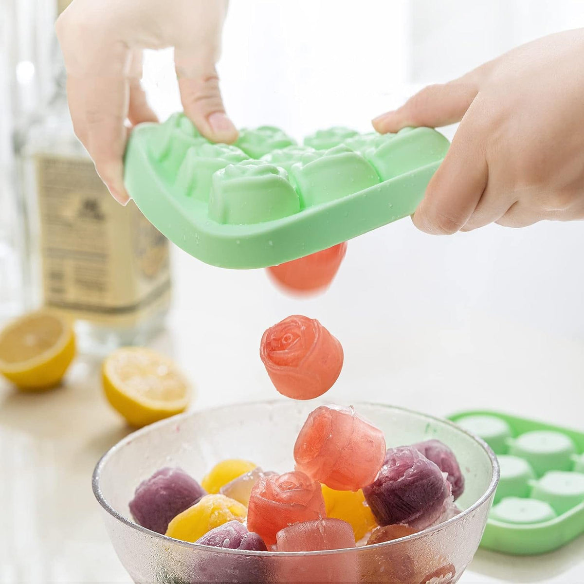 Grüne 3x3 Silikon Eiswürfelform in Form von Rosen in einem Anwendungsbeispiel