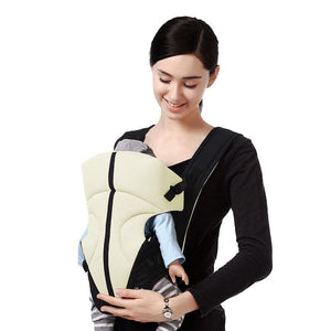 Schwarz-beige Babytragtasche in einem Anwendungsbespiel von vorne