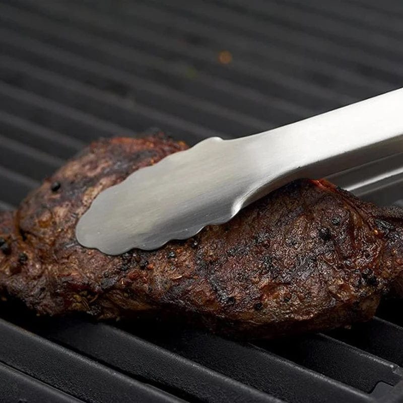 Silberne Grillzange in einem Anwendungsbeispiel