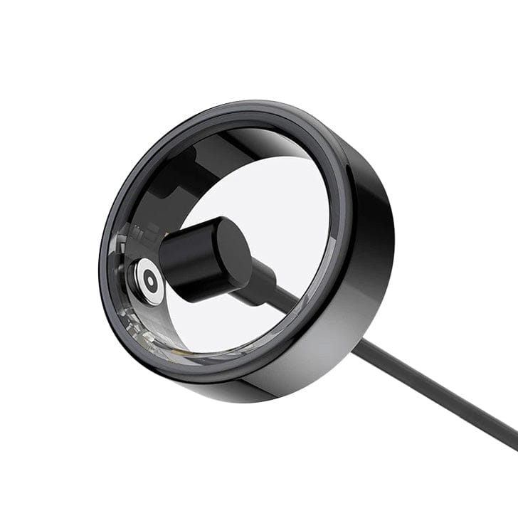 Schwarzer Smart Ring beim Aufladungsprozess