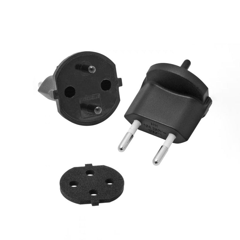 Schwarzer Steckdosen Adapter von verschiedenen Perspektiven