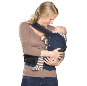 Dunkelblau-weisse Babytrage in einem Anwendungsbeispiel