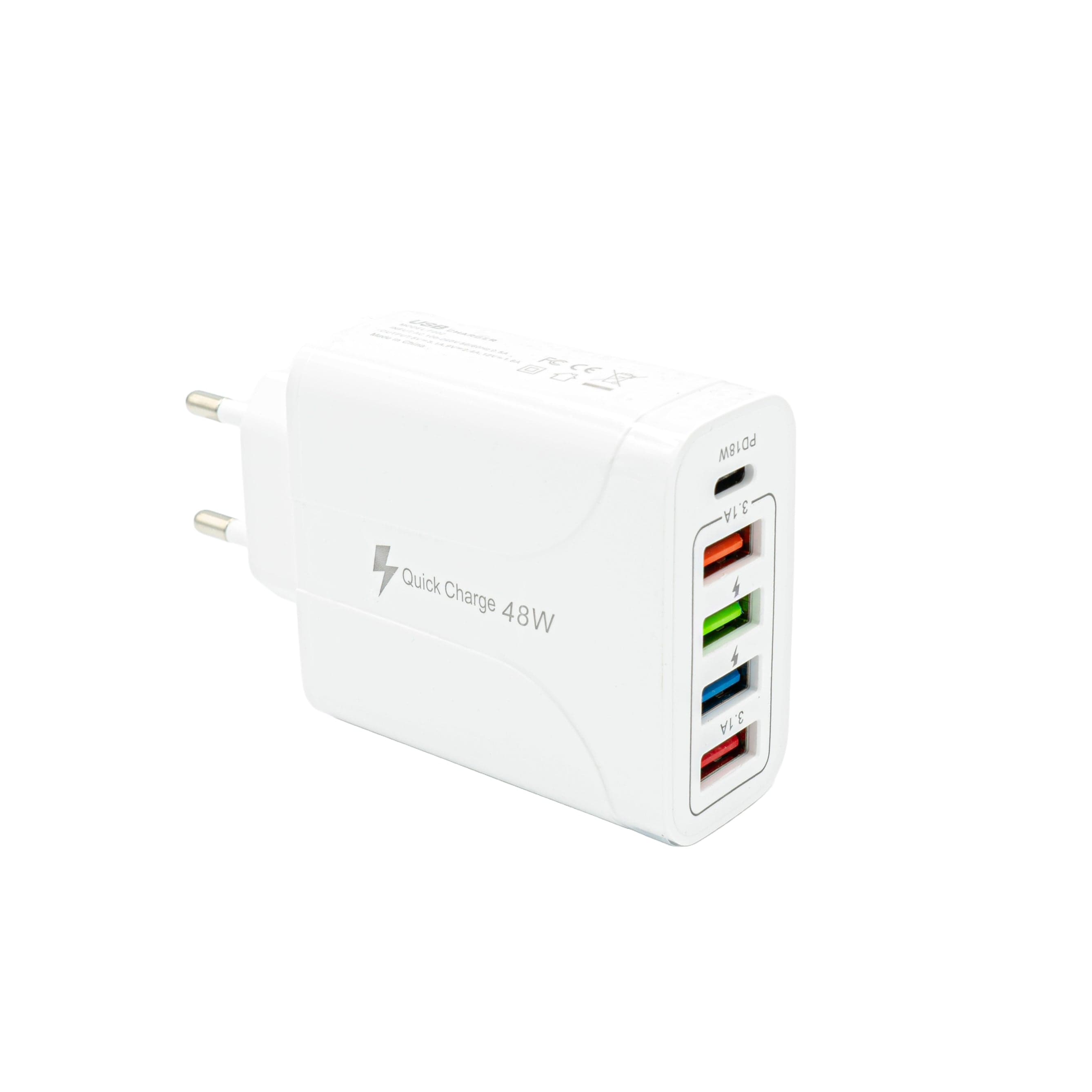 Weisser Fastcharger mit vier USB-A Anschlüssen und einem USB-C Anschluss