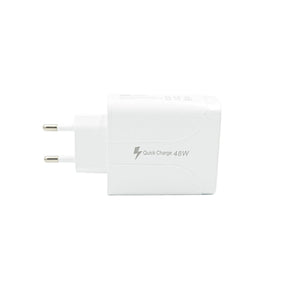 Weisser Fastcharger mit vier USB-A Anschlüssen und einem USB-C Anschluss von der Seite