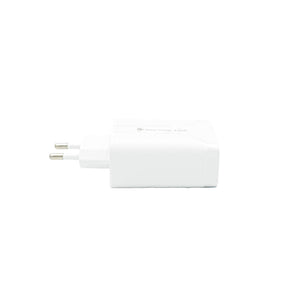 Weisser Fastcharger mit vier USB-A Anschlüssen und einem USB-C Anschluss von oben