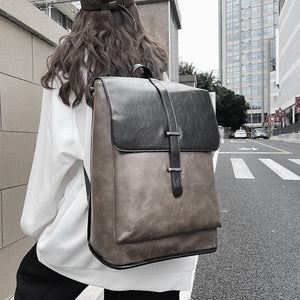 Grauer Lederrucksack mit silbernen Details in einem Anwendungsbeispiel von hinten