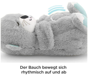 Graues Stofftier mit Muschel auf dem Bauch von der Seite