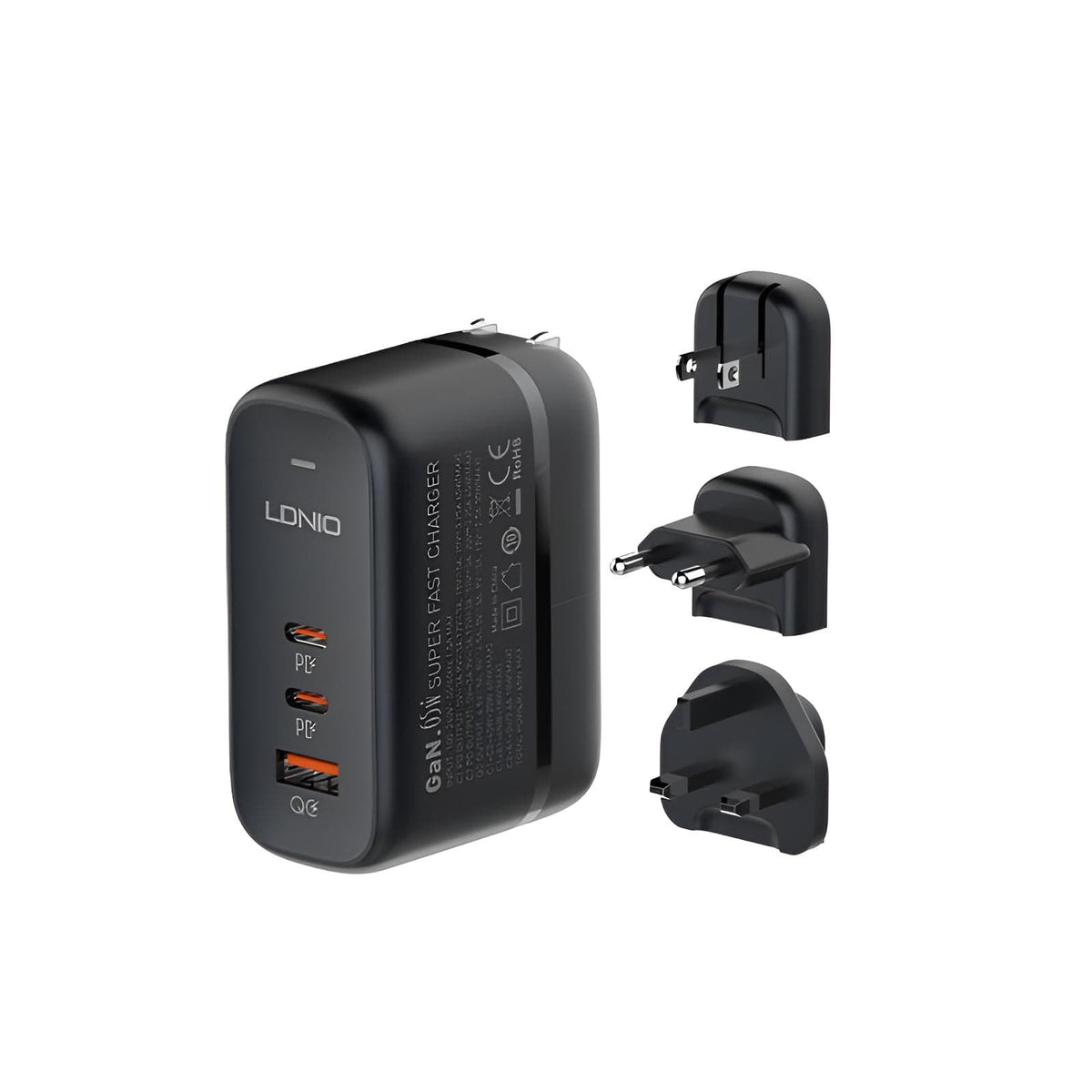 Schwarzer Fastcharger mit verschiedenen Stecker-Aufsätzen, zwei USB-C Anschlüssen und einem USB-A Anschluss