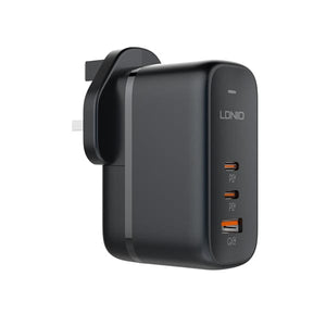 Schwarzer Fastcharger mit verschiedenen Stecker-Aufsätzen, zwei USB-C Anschlüssen und einem USB-A Anschluss von vorne