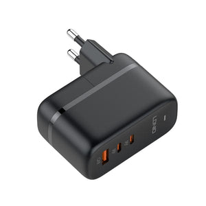 Schwarzer Fastcharger mit verschiedene Stecker-Aufsätzen, zwei USB-C Anschlüssen und einem USB-A Anschluss von der Seite