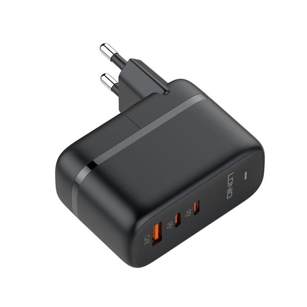 Schwarzer Fastcharger mit verschiedene Stecker-Aufsätzen, zwei USB-C Anschlüssen und einem USB-A Anschluss von der Seite