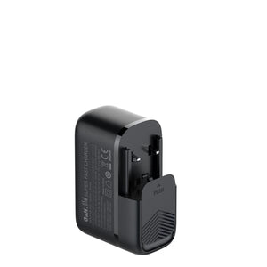 Schwarzer Fastcharger mit verschiedene Stecker-Aufsätzen, zwei USB-C Anschlüssen und einem USB-A Anschluss von hinten