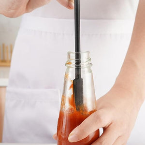 Schwarzer Silikon Spachtel bei einem Verwendungsbeispiel mit Tomatensauce