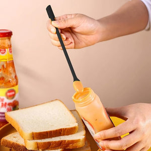 Schwarzer Silikon Spachtel bei einem Verwendungsbeispiel mit Cocktailsauce