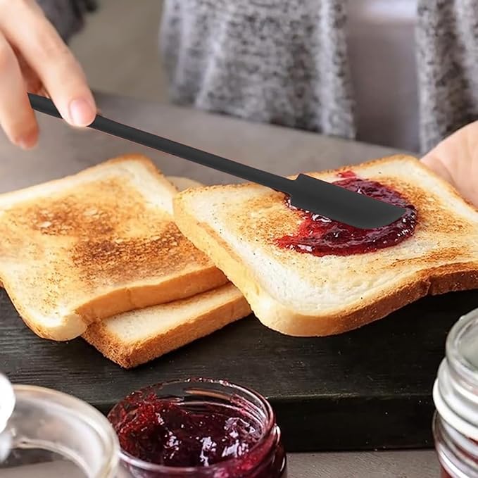 Schwarzer Silikon Spachtel bei einem Verwendungsbeispiel mit Toast und Marmelade