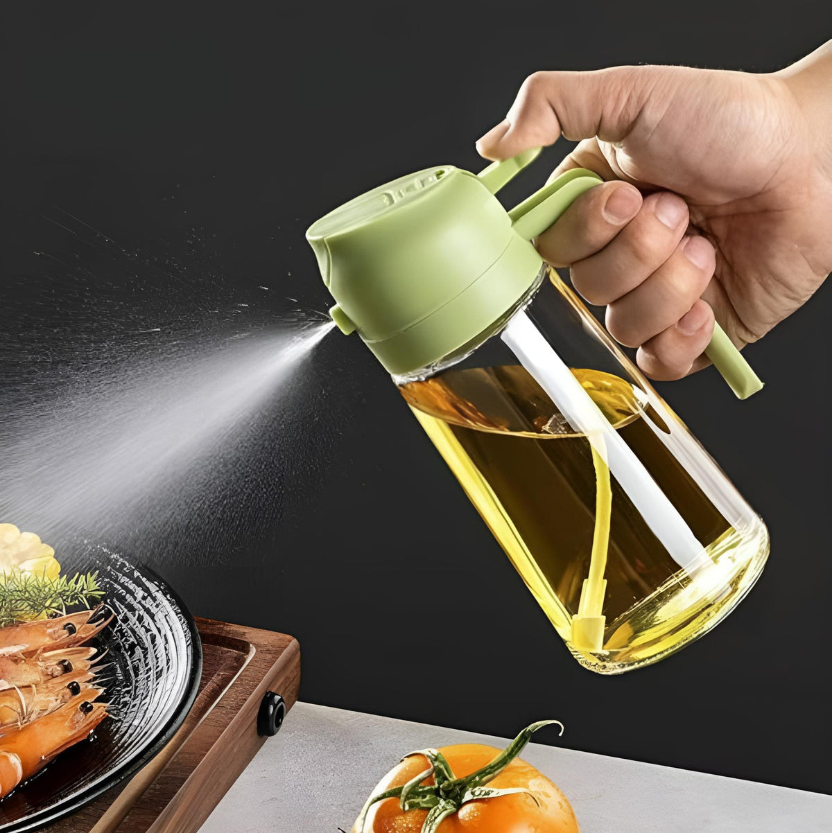 Transparente Ölsprühflasche mit grünem Deckel in einem Anwendungsbeispielen