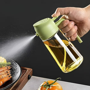 Transparente Ölsprühflasche mit grünem Deckel in einem Anwendungsbeispielen
